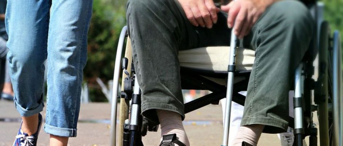 Hombre en silla de ruedas discapacidad 65