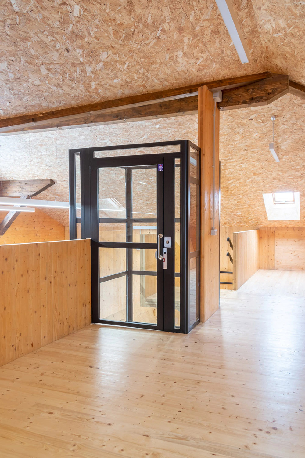 Plataforma elevadora vertical para sillas de ruedas y personas discapacitadas 3 Elevador vertical escaleras EVP E PORTADA 1