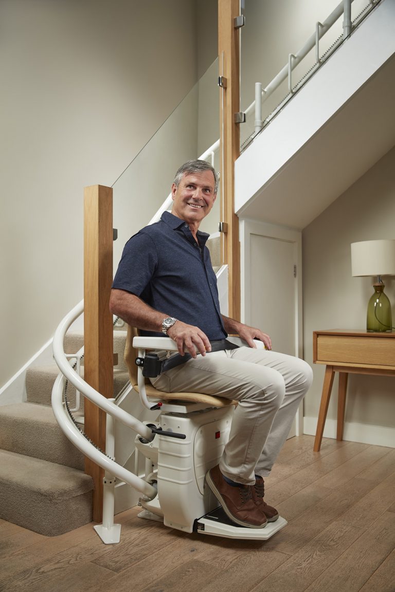 Silla-salvaescaleras-STC-BS-en-curva (1)