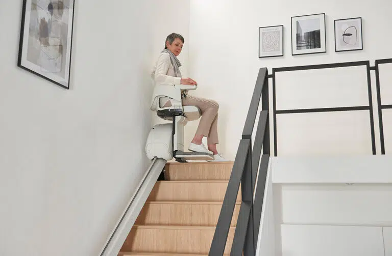 Silla-salvaescaleras-Str-f-Str-Extra-arriba-escaleras (1)