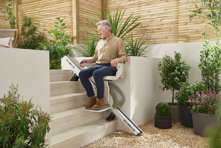 Silla-salvaescaleras-Str-f-Str-Extra-en-exterior (1)