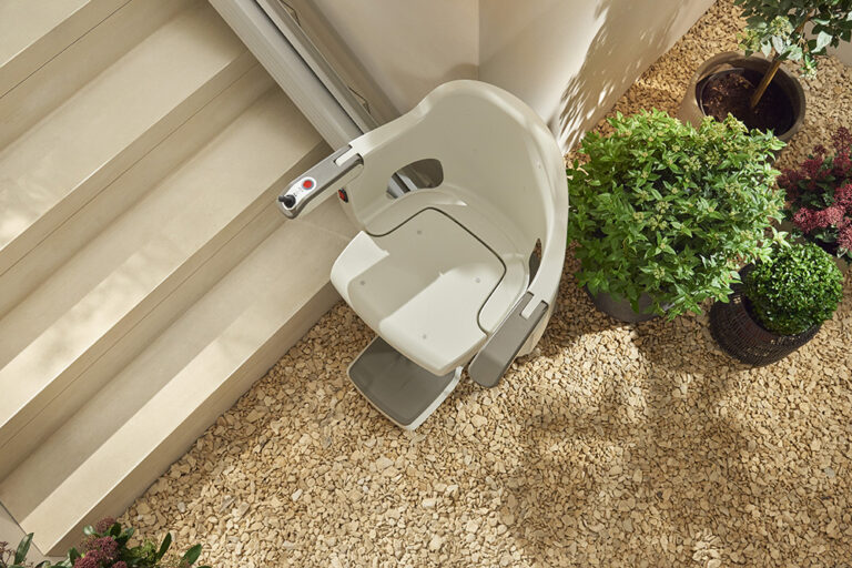 Silla-salvaescaleras-Str-f-Str-Extra-en-exterior (2)