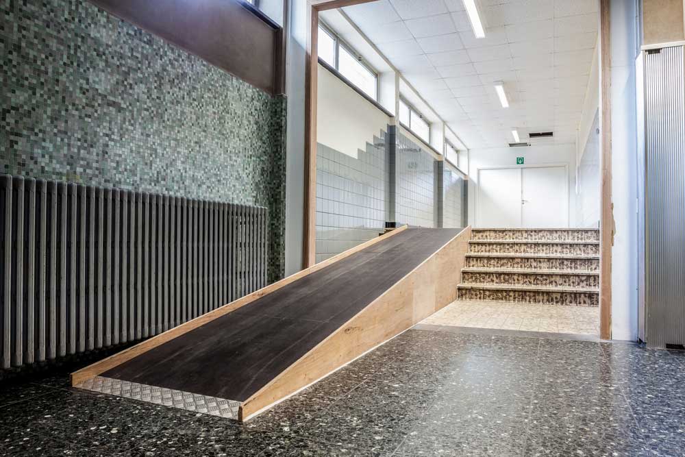 Adaptar la vivienda a personas mayores o con discapacidad física 2 Rampa de acceso interior edificio